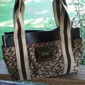 Classic Tommy Hilfiger Hand Purse